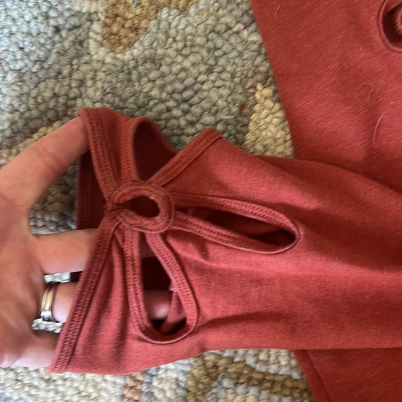 ✨ AERIE Keyhole Stretch Leggings – Burnt Rust Red – Size M ✨ - Picture 2 of 4